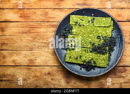 Multi snack di pesce da kelp e spirulina. Schegge di alghe. Vegan food.Complex di vitamine e minerali Foto Stock