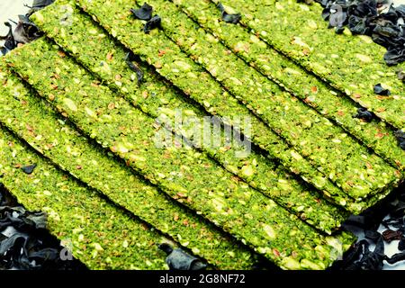 Seafood multi snack from kelp and spirulina. Algae chips. Vegan food. Foto Stock
