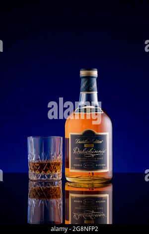LISSE, PAESI BASSI - 14 LUGLIO 2021: Bottiglia di Dalwhinnie Distillers Edition e un bicchiere di whisky di malto singolo scotch su una superficie riflettente contro Foto Stock