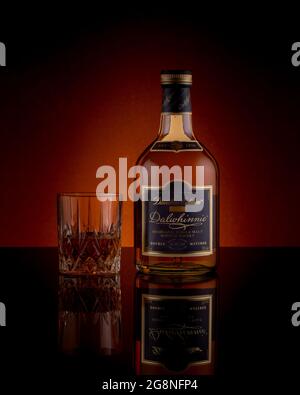 LISSE, PAESI BASSI - 14 LUGLIO 2021: Bottiglia di Dalwhinnie Distillers Edition e un bicchiere di whisky di malto singolo scotch su una superficie riflettente contro Foto Stock
