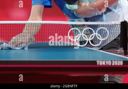 Tokyo, Giappone. 22 luglio 2021. Un membro dello staff disinfetta un tavolo da ping pong al Tokyo Metropolitan Gymnasium di Tokyo, Giappone, 22 luglio 2021. La cerimonia di apertura dei Giochi Olimpici di Tokyo 2020 si terrà venerdì. Credit: Wang Dongzhen/Xinhua/Alamy Live News Foto Stock