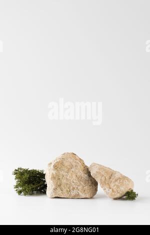 Un podio fatto di pietre grigie, muschio per la presentazione del vostro prodotto. Moderna esposizione di beni Foto Stock