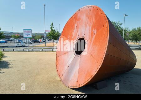 Scultura in ferro arrugginita, ricordo dell'ex industria siderurgica della città, presso il negozio Tesco Extra, Corby, Inghilterra. Foto Stock