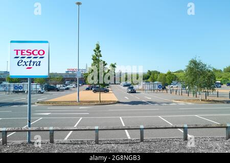 Parcheggio del negozio Tesco Extra a Corby, Inghilterra. Foto Stock