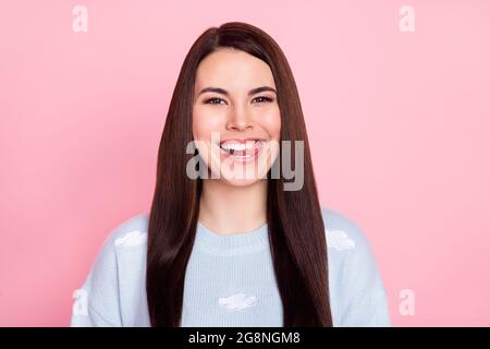 Foto di una giovane donna piuttosto complicata vestito pullover blu mostrante lingua isolato sfondo di colore rosa Foto Stock