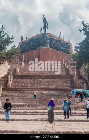 HUMAHUACA, ARGENTINA - 12 APRILE 2015: Monumento degli Eroi indipendenti nel villaggio di Humahuaca, Argentina Foto Stock