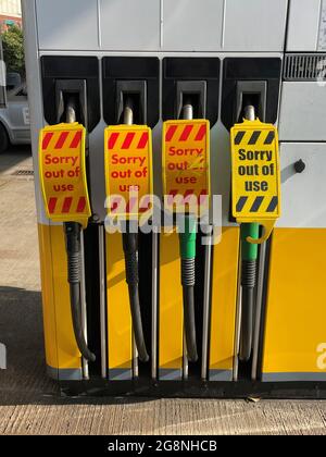 Coperchi sulle pompe di alimentazione presso una stazione di rifornimento Shell a Smithdown Road, Liverpool. Le consegne ai supermercati e ad altre aziende in tutto il Regno Unito stanno affrontando una crescente carenza di conducenti con molti auto-isolatori dopo essere stati ingeriti dall'app NHS COVID. Data immagine: Mercoledì 21 luglio 2021. Foto Stock