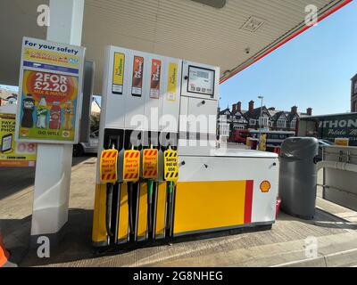 Coperchi sulle pompe di alimentazione presso una stazione di rifornimento Shell a Smithdown Road, Liverpool. Le consegne ai supermercati e ad altre aziende in tutto il Regno Unito stanno affrontando una crescente carenza di conducenti con molti auto-isolatori dopo essere stati ingeriti dall'app NHS COVID. Data immagine: Mercoledì 21 luglio 2021. Foto Stock