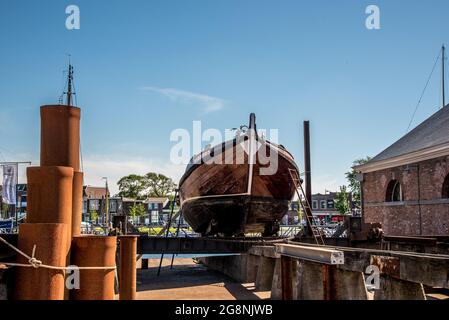 Den Helder, Paesi Bassi. 7 luglio 2021. Storico flatboat sullo scivolo presso il cantiere navale di Den Helder. Foto di alta qualità Foto Stock