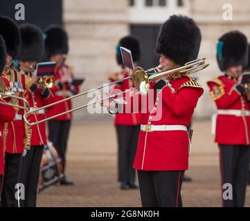 I membri delle bande massaggiate della Household Division eseguiranno la musica a tema James Bond 007 sulla Horse Guards Parade, il 21 luglio 2021 Foto Stock