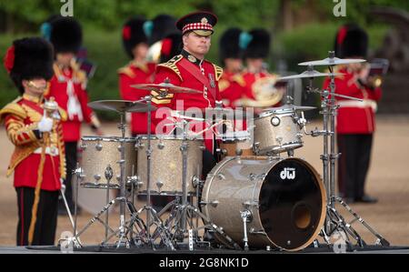 I membri delle bande massaggiate della Household Division eseguiranno la musica a tema James Bond 007 sulla Horse Guards Parade, il 21 luglio 2021 Foto Stock