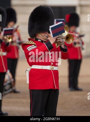 I membri delle bande massaggiate della Household Division eseguiranno la musica a tema James Bond 007 sulla Horse Guards Parade, il 21 luglio 2021 Foto Stock