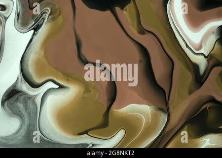 Astratto fluido arte sfondo marrone scuro e nero colori. Marmo liquido. Pittura acrilica su tela con linee grigie e gradiente. Sfondo ondulato Foto Stock