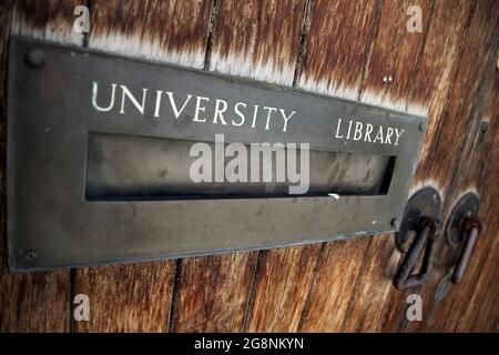 Letterbox per la biblioteca universitaria, Durham, Regno Unito. Foto Stock