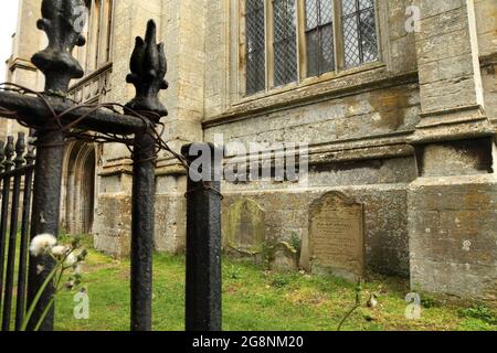 Il fronte ovest della chiesa della Santa Trinità Collegiata, Tattersall, Lincolnshire, Regno Unito, ospita centinaia di pipistrelli di varie specie. Foto Stock