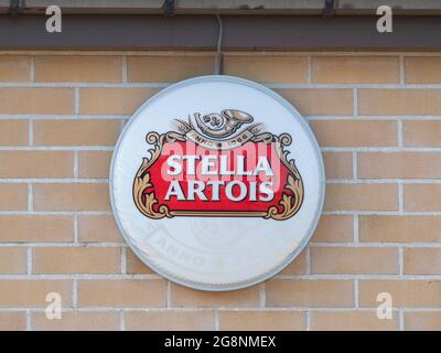 Sint Gillis WAAS, Belgio, 11 luglio 2021, cartello rotondo contro la parete in mattoni con il logo della birra Stella Artois che può essere illuminata Foto Stock