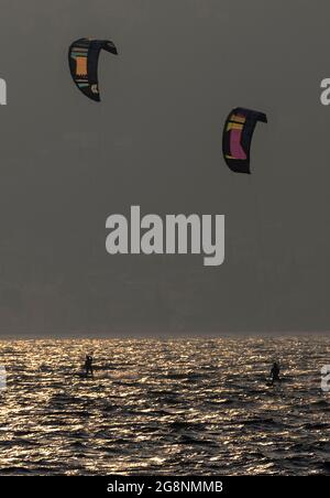Kite surfisti al tramonto d'oro, Dervio, Lago di Como, Lombardia, Italia, Europa Foto Stock