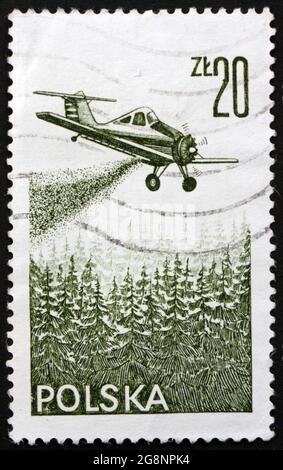 POLONIA - CIRCA 1977: Un francobollo stampato in Polonia mostra aeromobili agricoli, PZL-106 Kruk (Raven), piano di irrorazione raccolto, circa 1977 Foto Stock