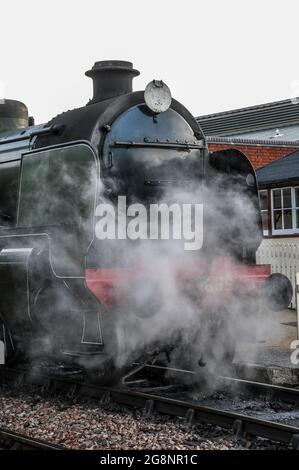 Southern Region Maunsell U Classe 2-6-0 locomotiva a vapore 1638 sulla linea ferroviaria Bluebell. Scarico del vapore dalla parte anteriore. Ferrovia a vapore conservata Foto Stock