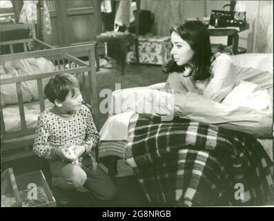 Doris (Monika Peitsch) ist wieder zu ihren Eltern zurückgekehrt, aber nun tauchen neue Probleme auf. Das Zusammenleben von dienstleisten auf so engem Raum ist schwierig. Besonders die Erziehung ihres Sohnes, der sich sehr zu den Großeltern hingezegen fühlt, bereitet Doris große Sorgen. (Monika Peitsch, Michael Hornauf) Foto Stock