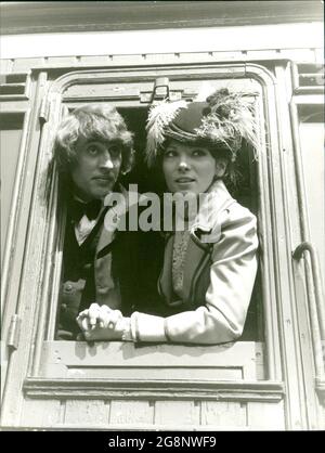 Wolf ist Dramaturg. Vorstellungen haben meistens mit allen Filmen zu tun. In seiner Phantasie sieht er sich mit Ulla in einer alten Kleinbahn. Nicht nur die Kostüme passen zu dieser situation - auch ihre Gespräche sind eigenartig... (Iris Berben, Jörg Pleva) Foto Stock