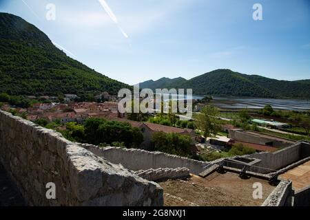 Vistas del pueblo de Stone, pequeño pueblo de Croacia primera linea de defensa contra los Otomanos en la antigüedad con la segunda muralla mas grande Foto Stock