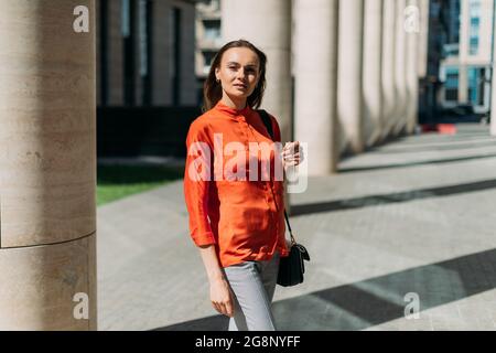Bella ragazza modello in posa a macchina fotografica nella città d'estate Foto Stock
