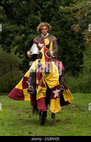 Cavaliere medievale su Horseback durante UN reenactment al Warwick Castle Warwickshire Inghilterra UK Foto Stock