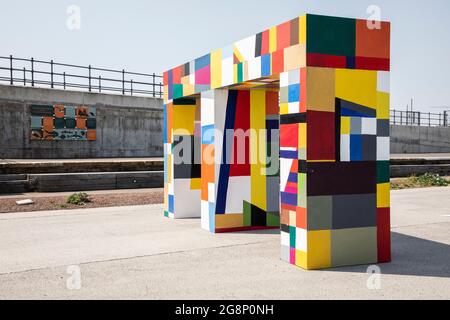 Quinta triennale di Folkestone 2021 - il Plot - doppia arcata asimmetrica di atta Kwami Foto Stock