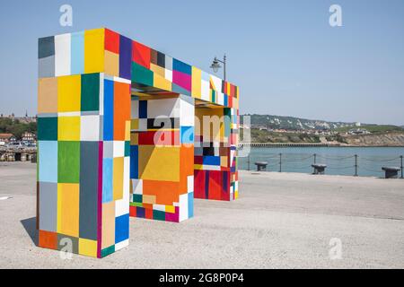 Quinta triennale di Folkestone 2021 - il Plot - doppia arcata asimmetrica di atta Kwami Foto Stock