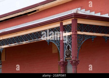 Cobar Australia, primo piano di merletti decorazione in ferro su verandah Foto Stock