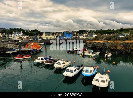 Portpatrick è una popolare cittadina balneare sulla riva occidentale della penisola di Galloway, originariamente fondata sull'industria della pesca. Foto Stock