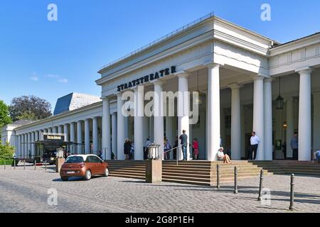 Wiesbaden, Germania - 2021 luglio: Ingresso del teatro di stato chiamato 'Hessisches Staatstheater' con la gente Foto Stock