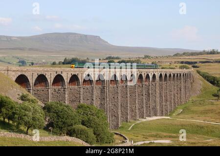 Staycation Express operata dai servizi di noleggio ferroviario che attraversano il Viadotto Ribblehead sulla linea Settle-Carlisle, North Yorkshire martedì 20 luglio 2021. Foto Stock