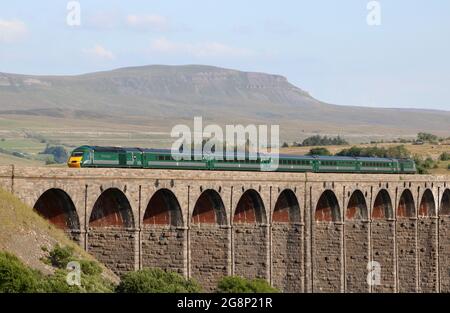 Staycation Express operata dai servizi di noleggio ferroviario che attraversano il Viadotto Ribblehead sulla linea Settle-Carlisle, North Yorkshire martedì 20 luglio 2021. Foto Stock