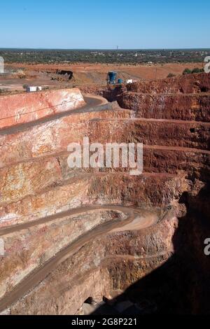 Cobar Australia, vista in miniera a taglio aperto con cielo blu chiaro Foto Stock