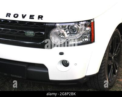 Kiev, Ucraina - 20 aprile 2016: White SUV Land Range Rover Discovery 4 nella foresta Foto Stock