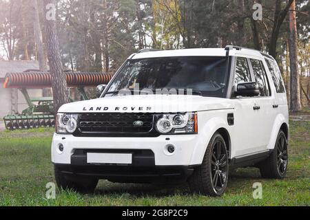 Kiev, Ucraina - 20 aprile 2016: White SUV Land Range Rover Discovery 4 nella foresta Foto Stock