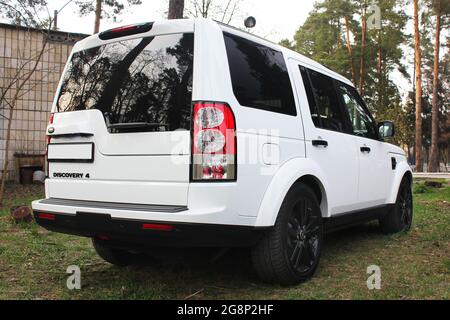 Kiev, Ucraina - 20 aprile 2016: White SUV Land Range Rover Discovery 4 nella foresta Foto Stock