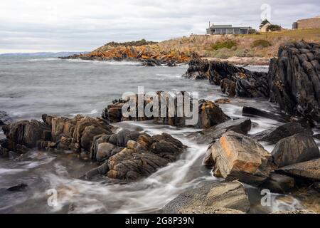 Una lunga esposizione delle formazioni rocciose lungo la costa di Penneshaw Kangaroo Island South Australia il 12 maggio 2021 Foto Stock