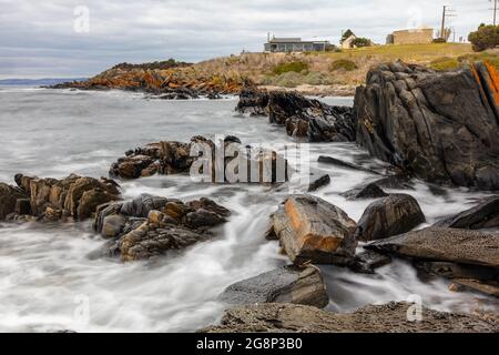 Una lunga esposizione delle formazioni rocciose lungo la costa di Penneshaw Kangaroo Island South Australia il 12 maggio 2021 Foto Stock