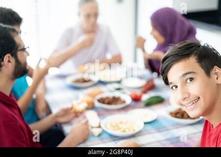 Buona famiglia gustando il cibo nella sala da pranzo Foto Stock