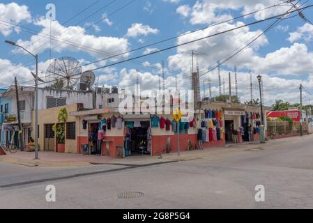 Via commerciale con negozi e ristoranti, Bacalar, Quintana Roo, Messico Foto Stock