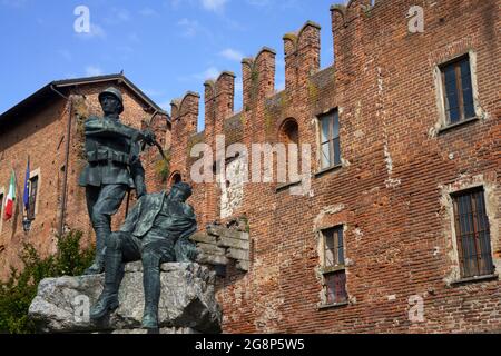 Esterno del castello medievale di Binasco, provincia di Milano, Lombardia, Italia, detto Castello Visconteo Foto Stock