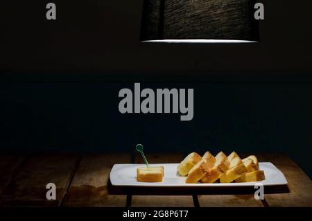 un sacco di morbida pan di spagna in piatto bianco per la festa Foto Stock