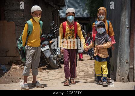 Bandipora, India. 22 luglio 2021. I ragazzi della scuola hanno visto indossare maschere facciali mentre camminano lungo una strada a Dawar, Gurez.Gurez si trova lungo la LOC (linea di controllo) nella parte settentrionale del Kashmir. Le persone a Gurez sono i Dard-Shins con la loro ascendenza che vivono a Gilgit in Pakistan. Le caratteristiche e l'abbigliamento del Dard sono simili al Kashmiris. Credit: SOPA Images Limited/Alamy Live News Foto Stock