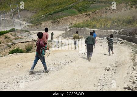 Bandipora, India. 22 luglio 2021. I bambini giocano vicino alla recinzione di confine a Tulail, Gurez.Gurez si trova lungo la LOC (linea di controllo) nella parte settentrionale del Kashmir. Le persone a Gurez sono i Dard-Shins con la loro ascendenza che vivono a Gilgit in Pakistan. Le caratteristiche e l'abbigliamento del Dard sono simili al Kashmiris. Credit: SOPA Images Limited/Alamy Live News Foto Stock