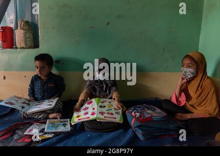 Bandipora, India. 22 luglio 2021. I bambini studiano all'interno della loro scuola a Dawar, Gurez.Gurez si trova lungo la LOC (linea di controllo) nella parte settentrionale del Kashmir. Le persone a Gurez sono i Dard-Shins con la loro ascendenza che vivono a Gilgit in Pakistan. Le caratteristiche e l'abbigliamento del Dard sono simili al Kashmiris. (Foto di Idrees Abbas/SOPA Images/Sipa USA) Credit: Sipa USA/Alamy Live News Foto Stock