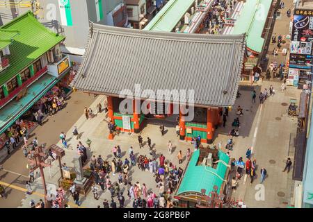 I turisti visitano la famosa Kaminarimon ('Thunder Gate') e Nakamise Dori, la vecchia via dello shopping di Asakusa a Tokyo Foto Stock