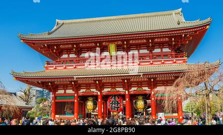 I turisti visitano l'Hozomon ('porta della Casa del Tesoro'), parte del tempio buddista senso-ji ad Asakusa, Tokyo Foto Stock